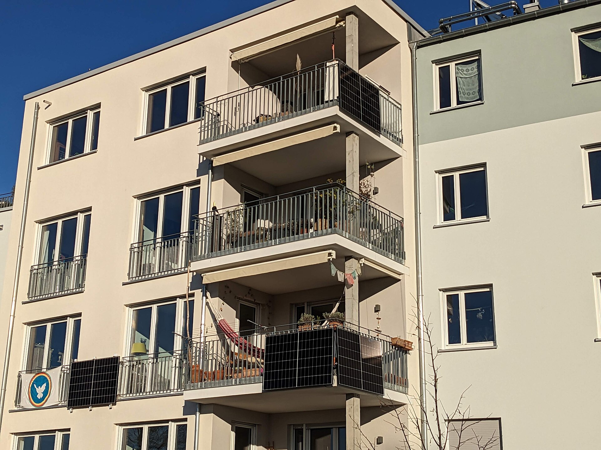Kit solare plug-and-play installato su un balcone (Balkonkraftwerk)