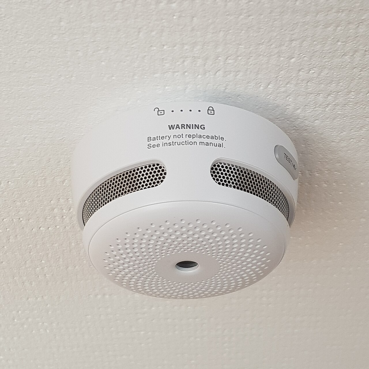 Modern smoke detector beeping: how to identify the cause of the beep (2026)