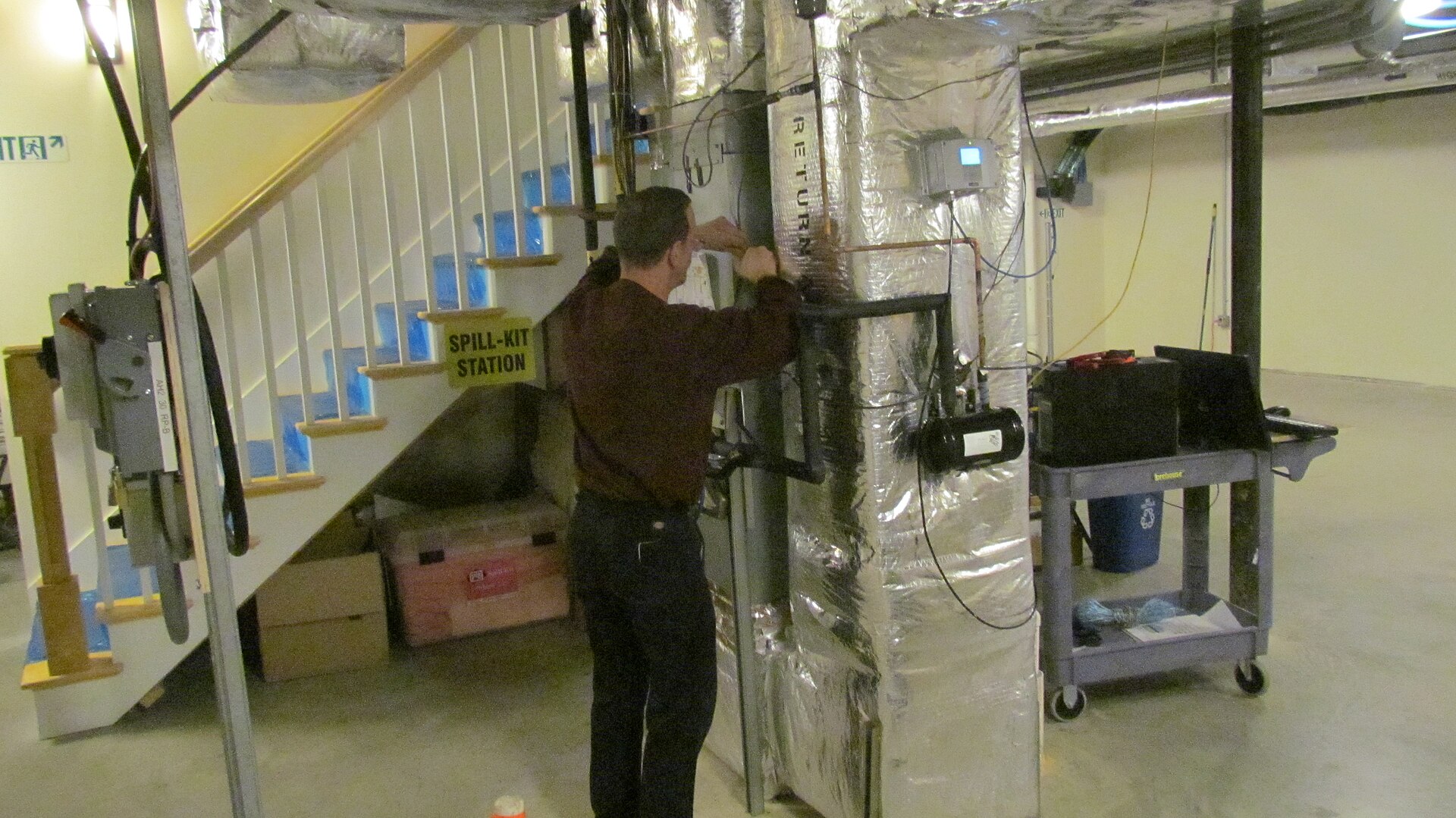 Connected reversible heat pump installed outdoors