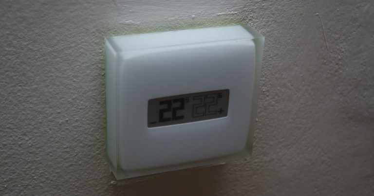 Thermostat connecté Netatmo installé au mur